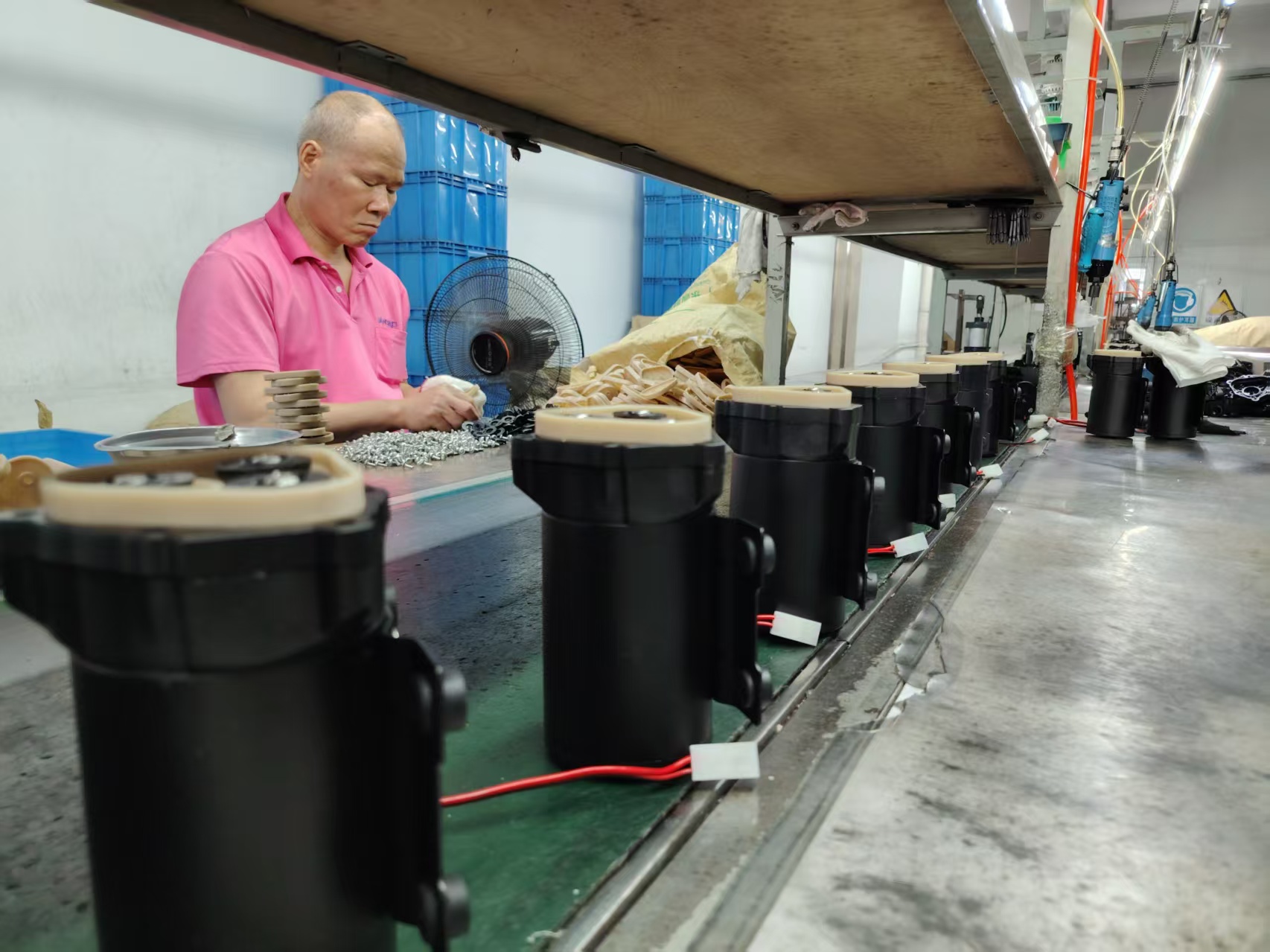 Veja como uma única mola alimenta cada gota: dentro de nossa linha de montagem de bomba de reforço